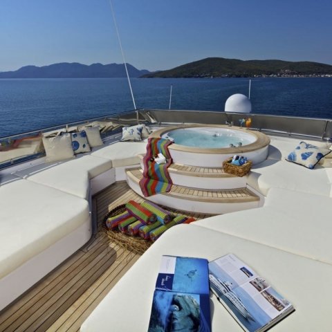charter_in_greece_orion_sundeck_jacuzzi2-min.jpg