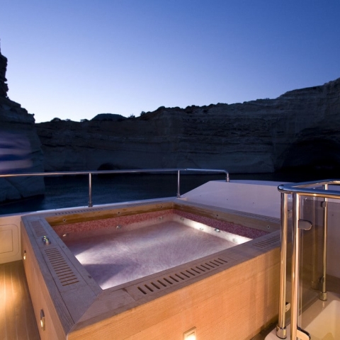 charters_in_greece_barrents_sea_jacuzzi-min.jpg