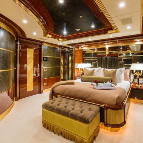 charters_in_mediterranean_lumiere_ii_-_vip_room.jpg