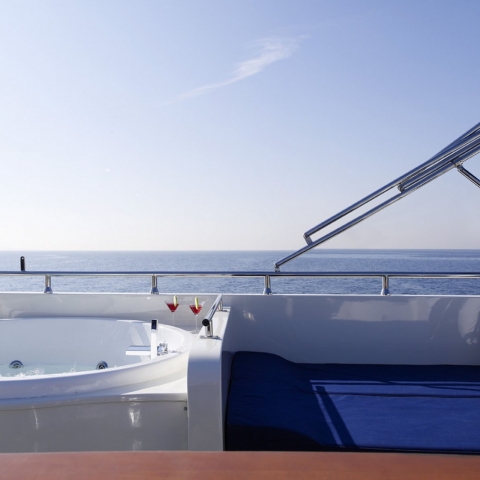 dream-b-sun_deck_jacuzzi.jpg