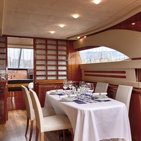 charter-yacht-amor-dining-table.jpg