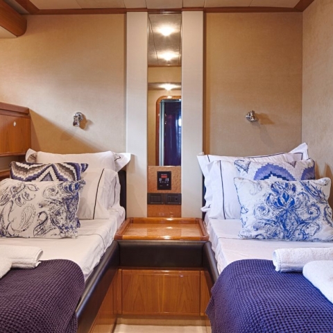 charter-yacht-amor-guest-twin-cabin.jpg