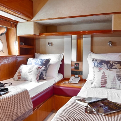 charter-yacht-amor-guest-twin-cabin2.jpg