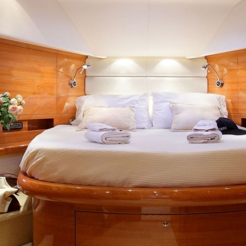 motor-yachts-georgev-13l.jpg