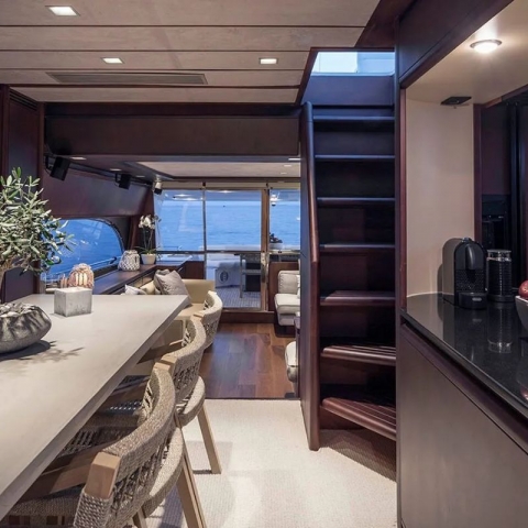1620915486613_lazy-days-yacht-iyc-interior.jpg