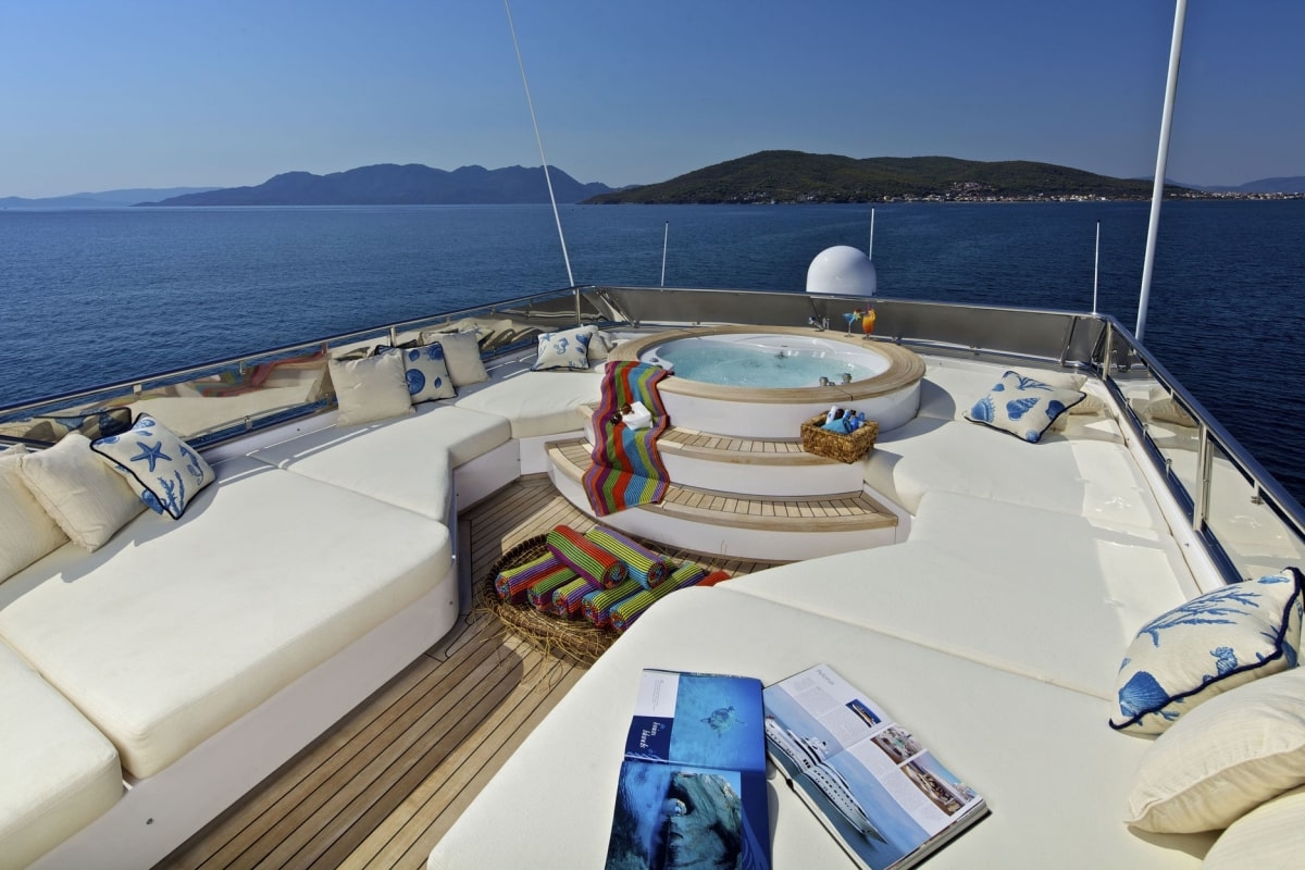 charter_in_greece_orion_sundeck_jacuzzi2-min.jpg