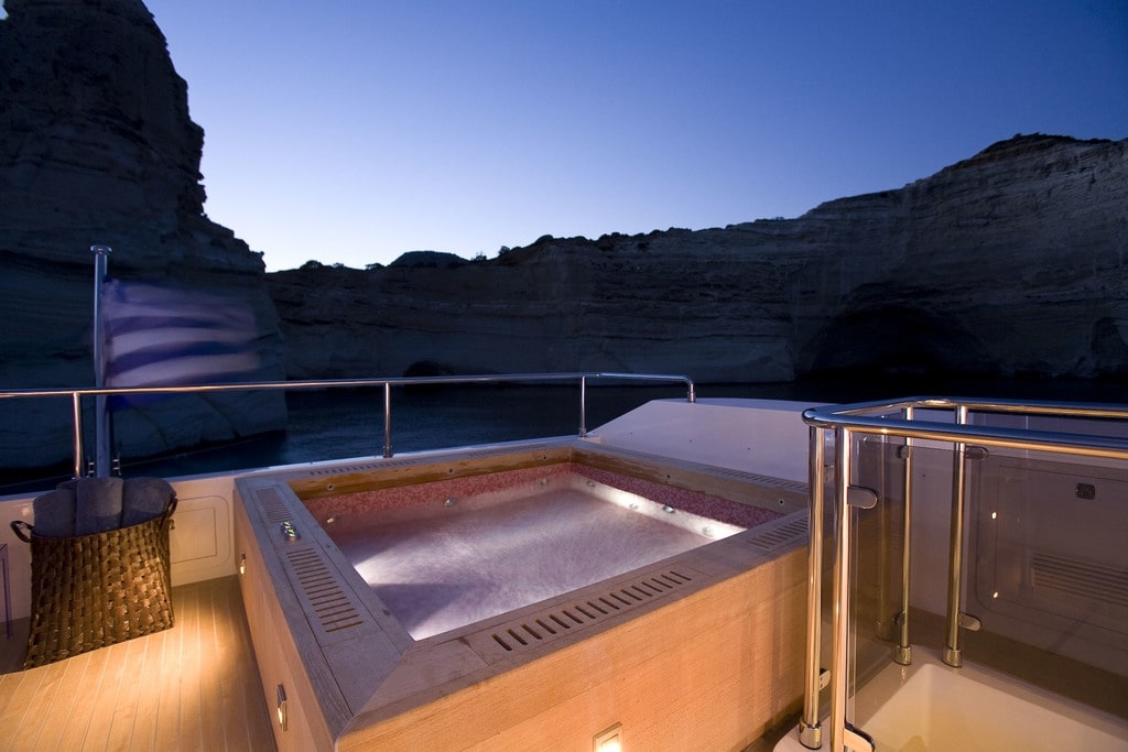 charters_in_greece_barrents_sea_jacuzzi-min.jpg