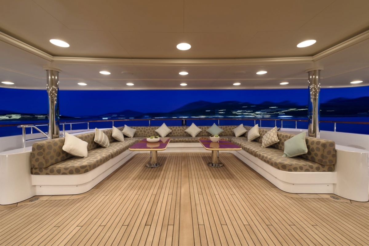 charters_in_mediterranean_lumiere_ii_-_aft.jpg
