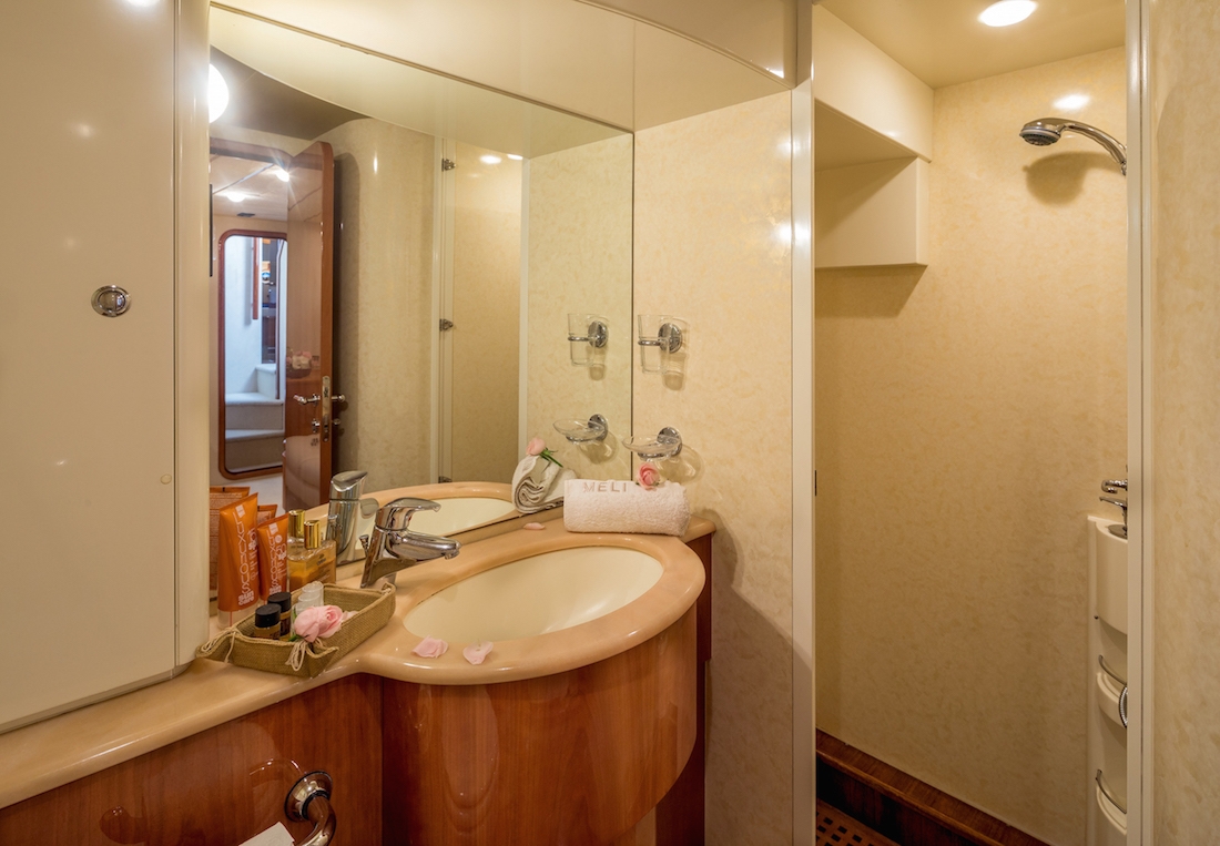charters_in_greece_meli_-_master_bathroom.jpg