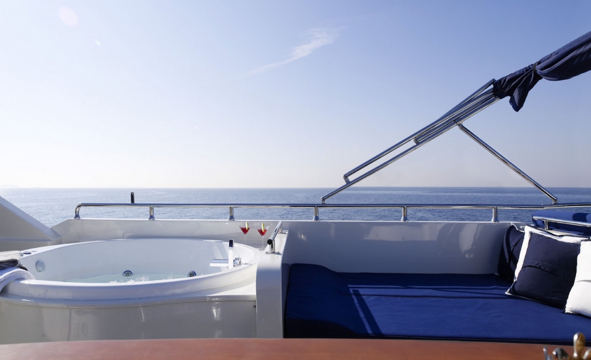 dream-b-sun_deck_jacuzzi.jpg