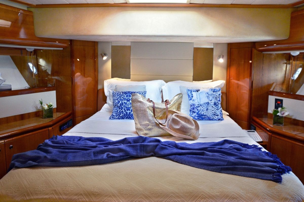 charter-yacht-amor-guest-vip-cabin.jpg