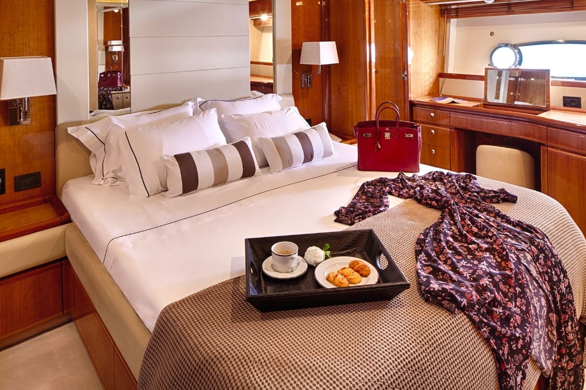charter-yacht-amor-master-cabin.jpg