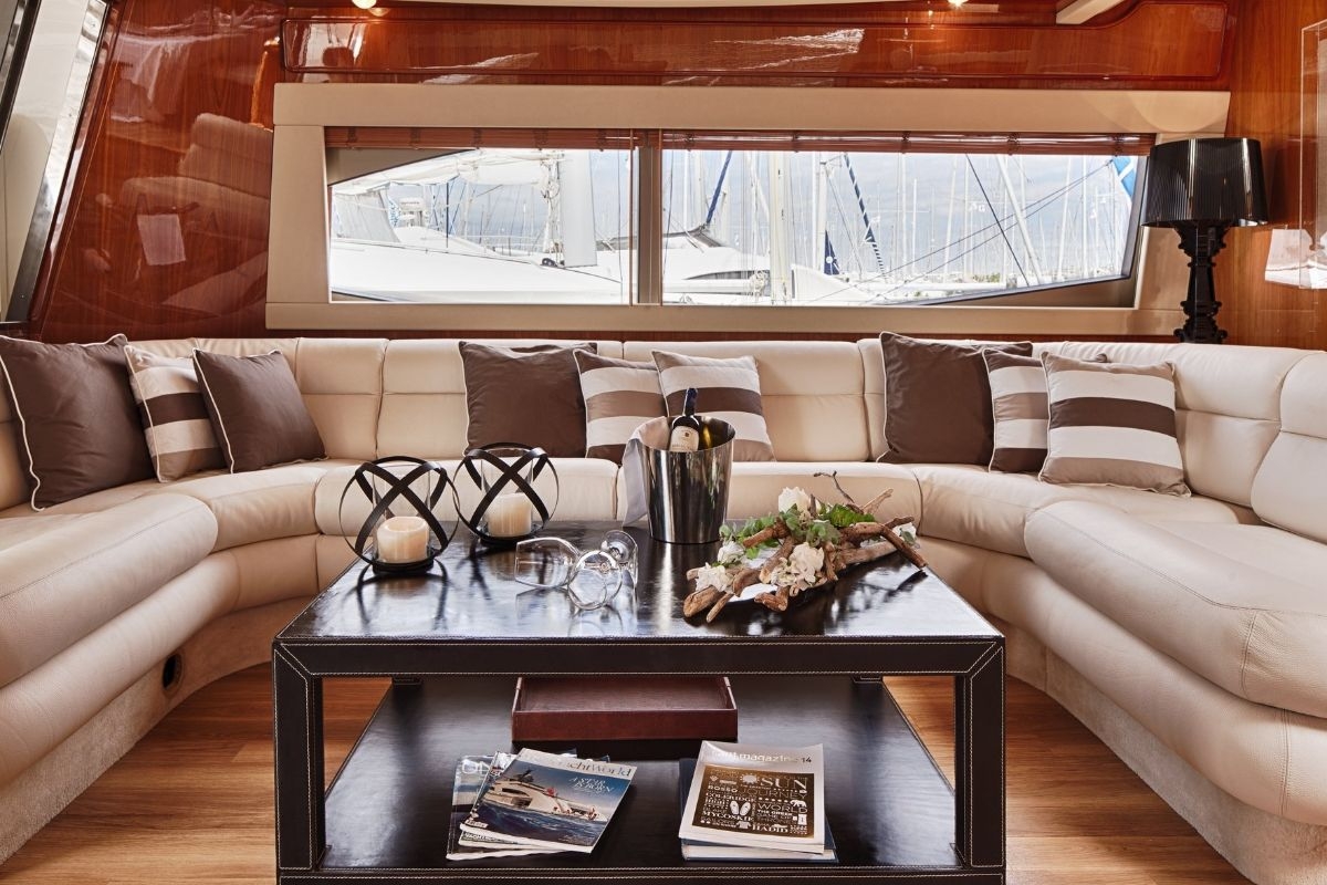 charter-yacht-amor-saloon2.jpg
