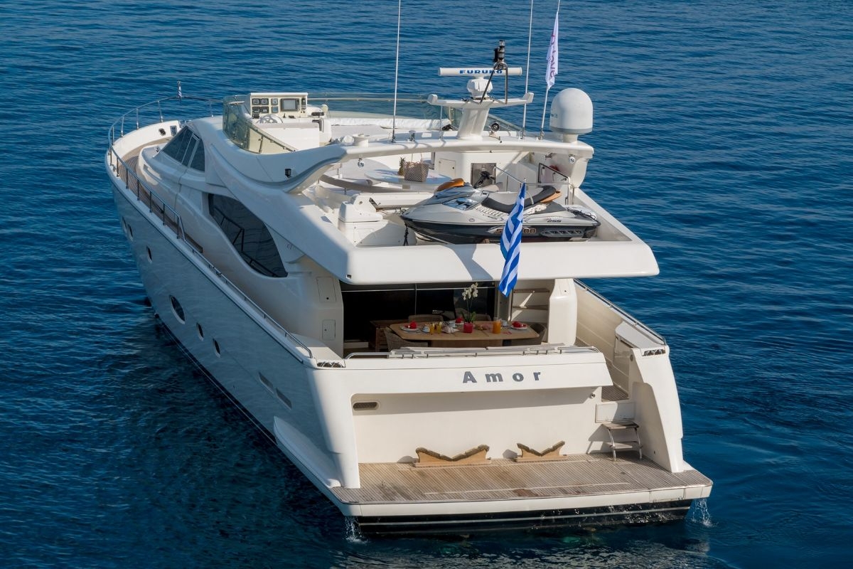charter-yacht-amor-stern.jpg