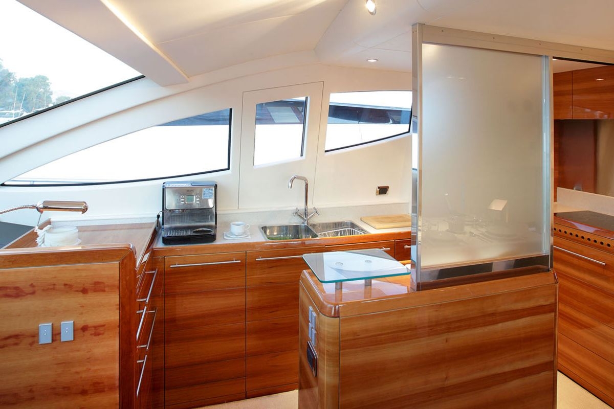 motor-yachts-georgev-10l.jpg