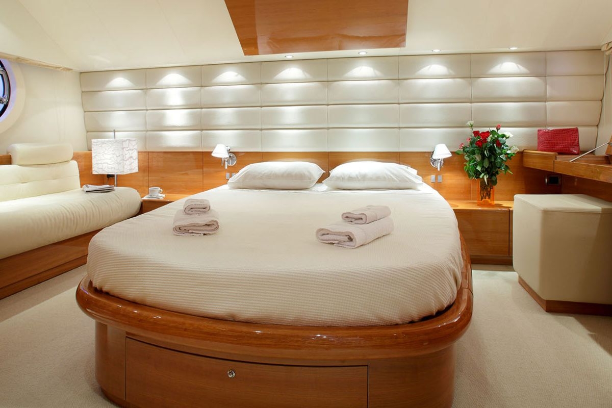 motor-yachts-georgev-12l.jpg