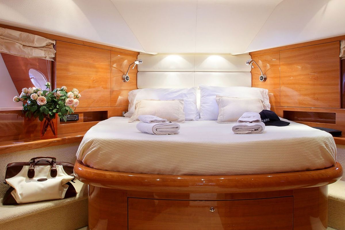 motor-yachts-georgev-13l.jpg