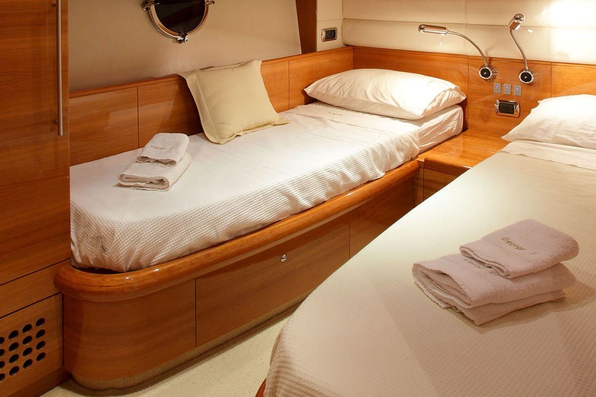 motor-yachts-georgev-15l.jpg