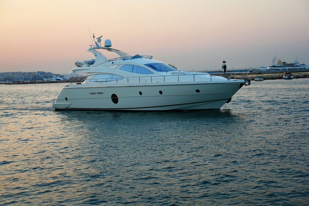 motor-yachts-georgev-2l.jpg