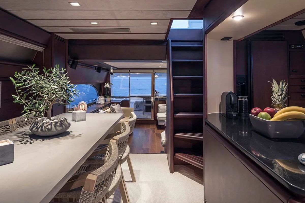 1620915486613_lazy-days-yacht-iyc-interior.jpg