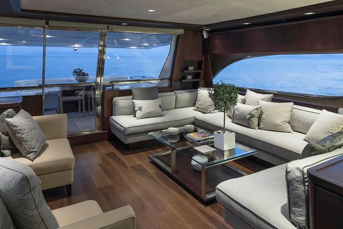 1620915486614_lazy-days-yacht-iyc-livingroom.jpg