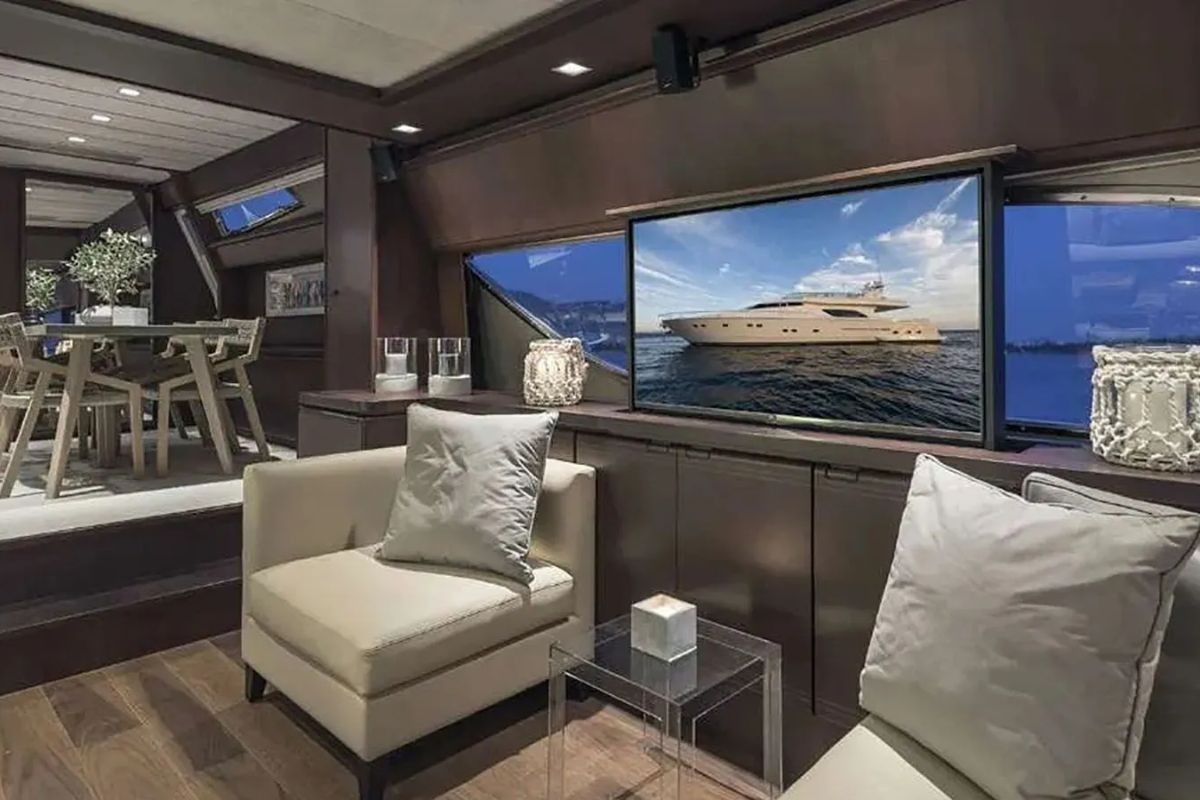 1620915486614_lazy-days-yacht-iyc-livingroom2.jpg
